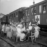 kaffeetafel vor dem Zug