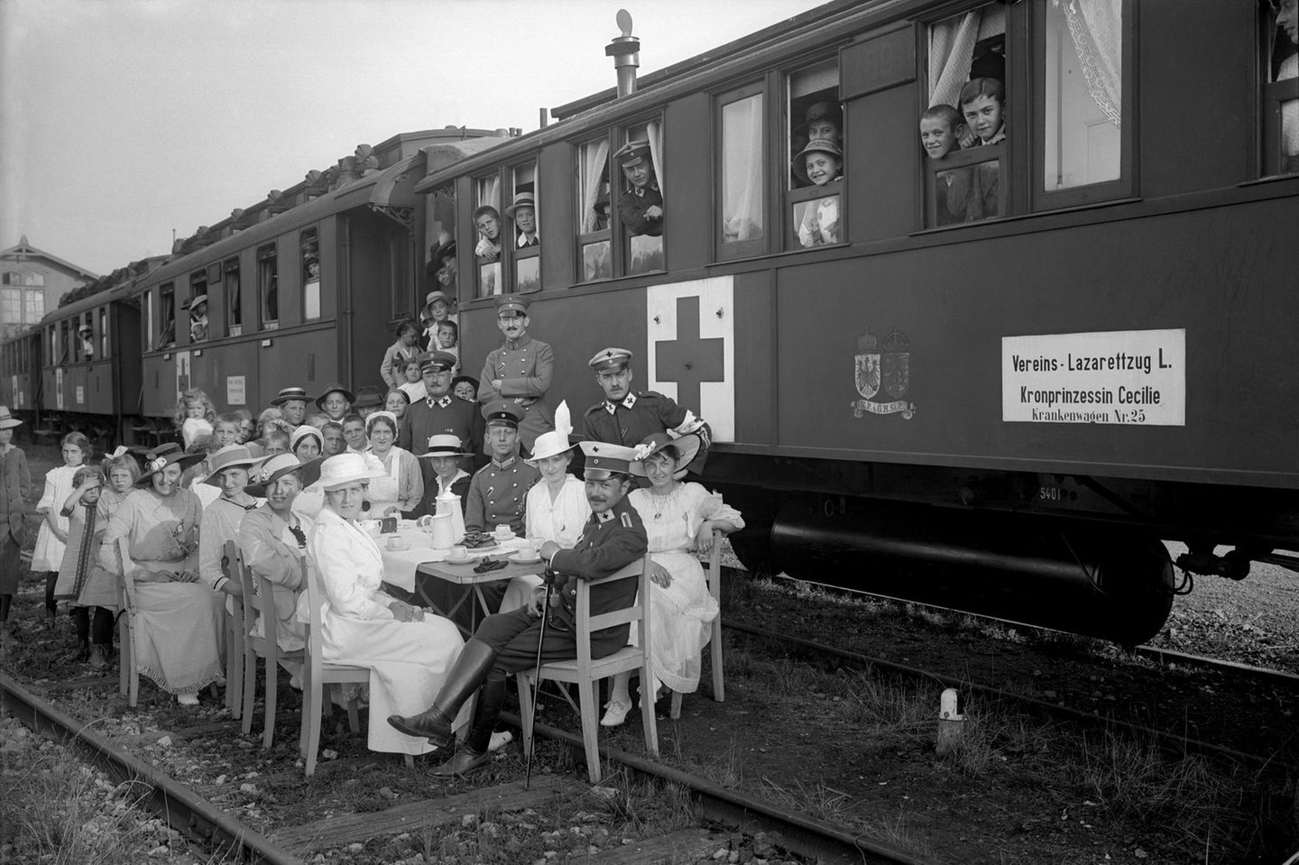 kaffeetafel vor dem Zug