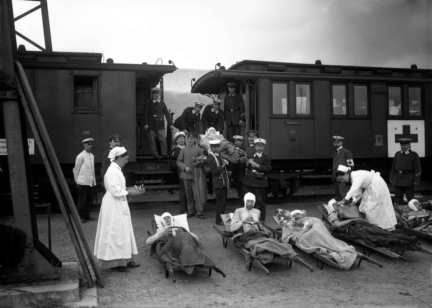 Verwundete vor dem Zug