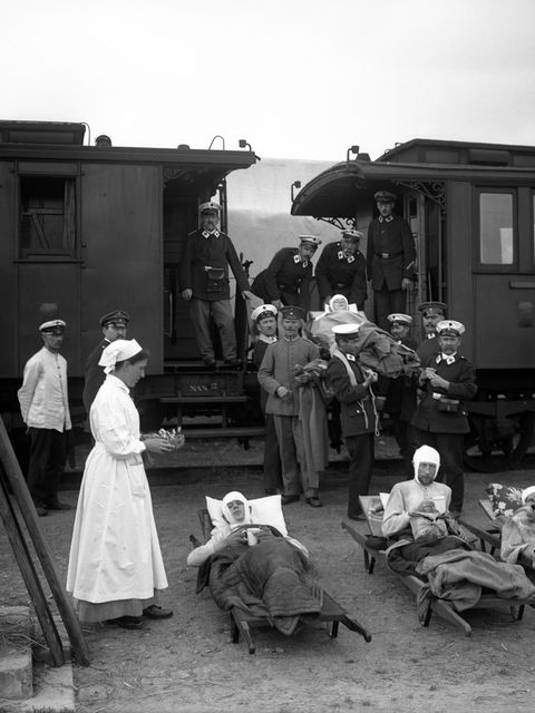 Verwundete vor dem Zug