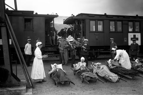 Verwundete vor dem Zug