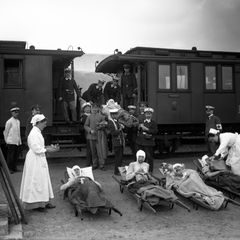 Verwundete vor dem Zug