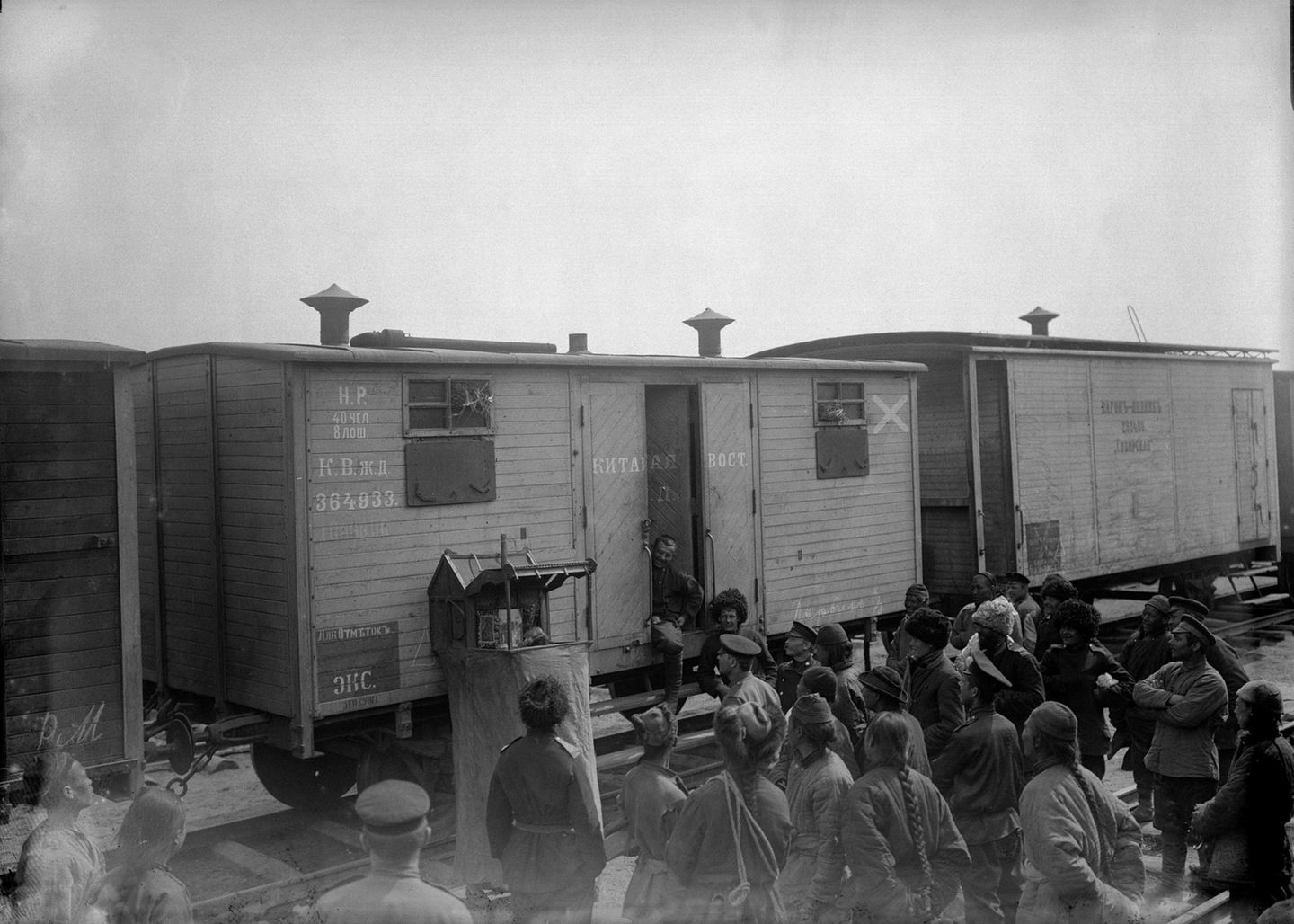 Kasperletheater vor dem Zug