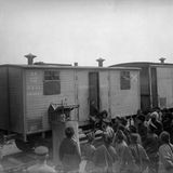 Kasperletheater vor dem Zug