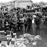 Serbische Soldaten vor Munitionskisten