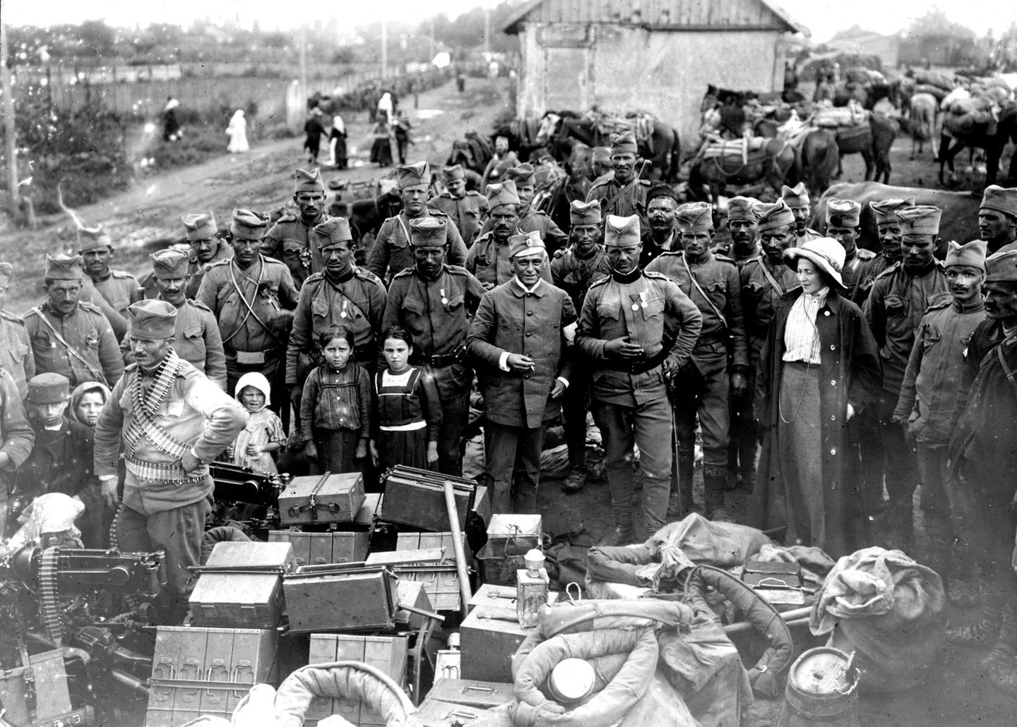 Serbische Soldaten vor Munitionskisten