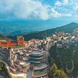 Wer mit der Gondel hoch ins Truong-Son-Gebirge schwebt, landet nicht auf einem Gipfel, sondern in einem Vergnügungspark: Ba Na Hills. Besonders stimmungsvoll ist die Auffahrt am späten Nachmittag, wenn die Sonne alles in goldenes Licht taucht und hinter den Bergen versinkt – sofern es nicht zu neblig ist. Hier oben ist das Wetter deutlich kühler und wechselhafter als an der Küste. Das Areal geht auf eine französische Hill Station mit Villen aus Kolonialzeiten zurück, die nach dem Abzug der Franzosen verfielen und in den 1990er-Jahren von wohlhabenden Vietnamesen wiederbelebt wurden. Mit dem Bau der ersten Seilbahn begann der Ausbau zu einem großen Vergnügungspark mit mittelalterlichen und Fantasy-Elementen, Fahrgeschäften und Themenrestaurants.