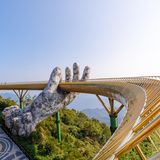 Im Land der spektakulären Brücken: Nach der steilen Seilbahnfahrt in die Ba-Na-Berge führt der Weg direkt über die Goldene Brücke in den Vergnügungspark. Die 2018 eröffnete Fußgängerbrücke scheint von zwei riesigen Steinhänden getragen zu werden – ein Motiv, das auf unzähligen Fotos landet und längst als ikonisch für Da Nang und Ba Na Hills gilt. Aber Obacht: Der Natur ist die Instagram-Romantik egal. Wegen des wechselhaften Wetters hier oben liegt die Brücke oft im Nebel. Aussicht und Hände verschwinden dann in der trüben Suppe. 