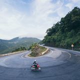 Der Hai-Van-Pass beginnt rund 20 Kilometer nördlich von Da Nang und windet sich als etwa 20 Kilometer lange Küstenstraße auf knapp 500 Meter Höhe hinauf. Er markiert die natürliche Grenze zwischen Nord- und Südvietnam – und oft auch einen Wetterwechsel. Von ganz oben bieten sich außerdem wunderbare Ausblicke auf das Meer, die Stadt und die Halbinsel Son Tra, nicht selten gerahmt durch Nebelschwaden, die dem "Wolkenpass" seinen Namen eingebracht haben. Besonders beliebt ist die Strecke bei Motorrad- und Rollerfahrern, die jederzeit für Fotos anhalten können. Wer sich im Verkehr unsicher fühlt oder bei Regen unterwegs ist, kann auch ein Auto mit Fahrer mieten oder den Pass auf dem Rücksitz eines lokalen Motorrad-Guides erkunden.