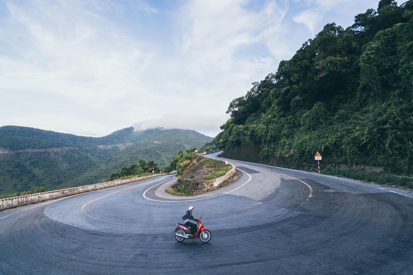 Der Hai-Van-Pass beginnt rund 20 Kilometer nördlich von Da Nang und windet sich als etwa 20 Kilometer lange Küstenstraße auf knapp 500 Meter Höhe hinauf. Er markiert die natürliche Grenze zwischen Nord- und Südvietnam – und oft auch einen Wetterwechsel. Von ganz oben bieten sich außerdem wunderbare Ausblicke auf das Meer, die Stadt und die Halbinsel Son Tra, nicht selten gerahmt durch Nebelschwaden, die dem "Wolkenpass" seinen Namen eingebracht haben. Besonders beliebt ist die Strecke bei Motorrad- und Rollerfahrern, die jederzeit für Fotos anhalten können. Wer sich im Verkehr unsicher fühlt oder bei Regen unterwegs ist, kann auch ein Auto mit Fahrer mieten oder den Pass auf dem Rücksitz eines lokalen Motorrad-Guides erkunden.