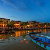 Nur rund 30 Kilometer südlich von Da Nang liegt Hoi An, eine Kleinstadt mit etwa 75.000 Einwohnern, die als eine der charmantesten Städte Vietnams gilt. In der Altstadt scheint die Zeit stehen geblieben zu sein: Teile sind autofrei, alles lässt sich gut zu Fuß erkunden, in den historischen Häusern gibt es kleine Läden und Restaurants. Früher war Hoi An einer der wichtigsten Häfen Südostasiens, begünstigt durch die Lage an der maritimen Seidenstraße. Siedlungsspuren reichen mindestens bis ins 4. Jahrhundert zurück, zwischen dem 2. und 10. Jahrhundert diente der Ort dem Cham-Reich als bedeutender Gewürz- und Seidenhafen. Die Altstadt blieb als einziges Stadtzentrum Vietnams im Krieg unzerstört. Seit 1999 ist sie als außergewöhnlich gut erhaltenes Beispiel einer südostasiatischen Hafenstadt UNESCO-Weltkulturerbe.