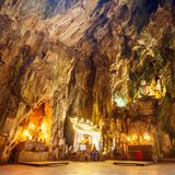 Südlich von Da Nang erheben sich fünf bewaldete Hügel, die Marmorberge. Sie bestehen tatsächlich aus Marmor und Kalkstein und tragen die Namen der fünf Elemente: Metall (Kim), Wasser (Thuy), Holz (Moc), Feuer (Hoa) und Erde (Tho). Schon von außen wirken sie eindrucksvoll, doch der eigentliche Zauber liegt im Inneren: Sie sind durchzogen von Tunneln, Höhlen und Grotten, die kunstvolle Schreine und Tempel beherbergen. Zugang bieten Treppen aus Marmor oder ein Aufzug auf den "Wasserberg". Oben gibt es Aussichtspunkte mit traumhaften Ausblick über Da Nang und die Küste. Während des Vietnamkriegs dienten die versteckten Höhlen als Basis und Feldlazarett für vietnamesische Soldaten, das bis Kriegsende unentdeckt blieb.