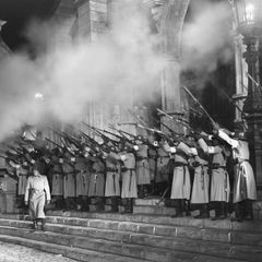 Soldaten schießen in einem Kinofilm