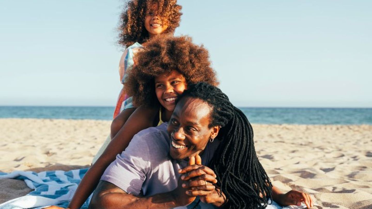 Sonne, Strand, gute Laune: Urlaub mit den Kindern kann so schön sein. Foto: Oneinchpunch/dpa-tmn