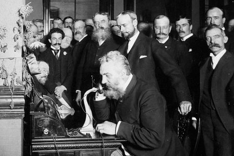 Graham Bell am Telefon inmitten einer Menschenmenge