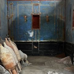 Der blaue Raum in Pompeii mit Amphoren im Vordergrund