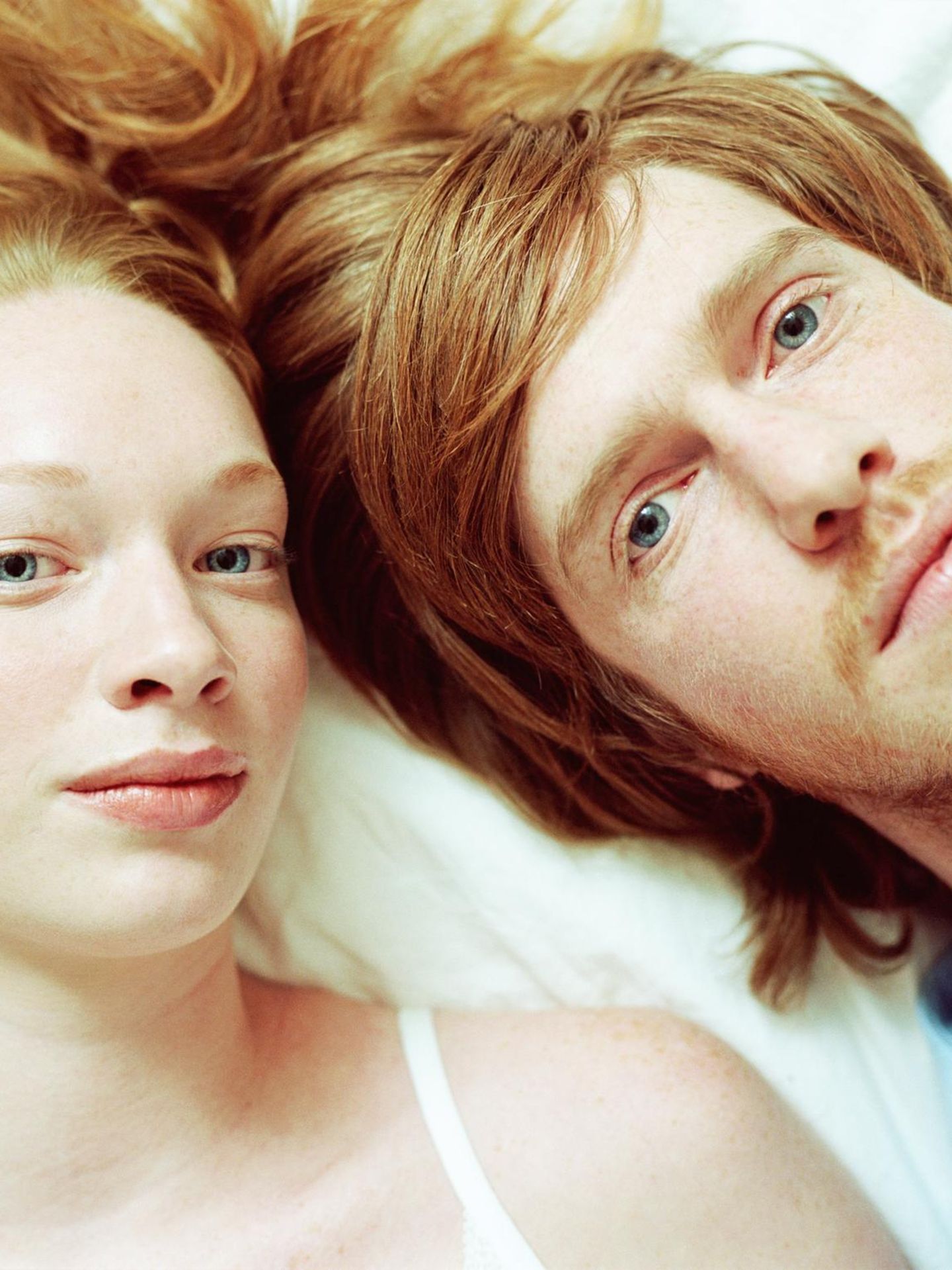 Junges Paar liegt Kopf an Kopf