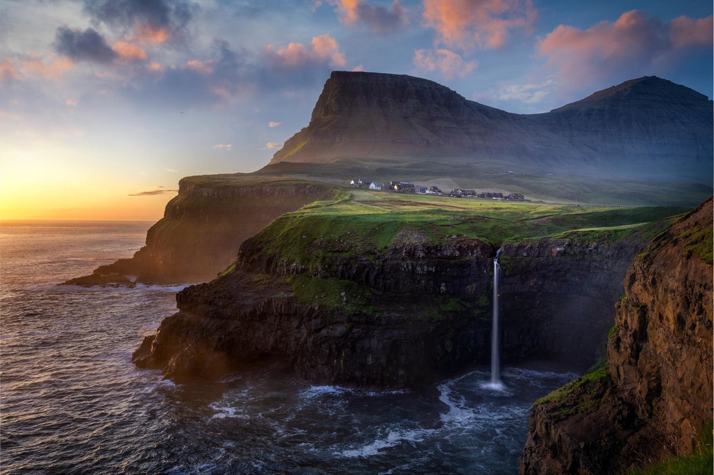 Múlafossur Wasserfall bei Gásadalur, Faröer-Inseln