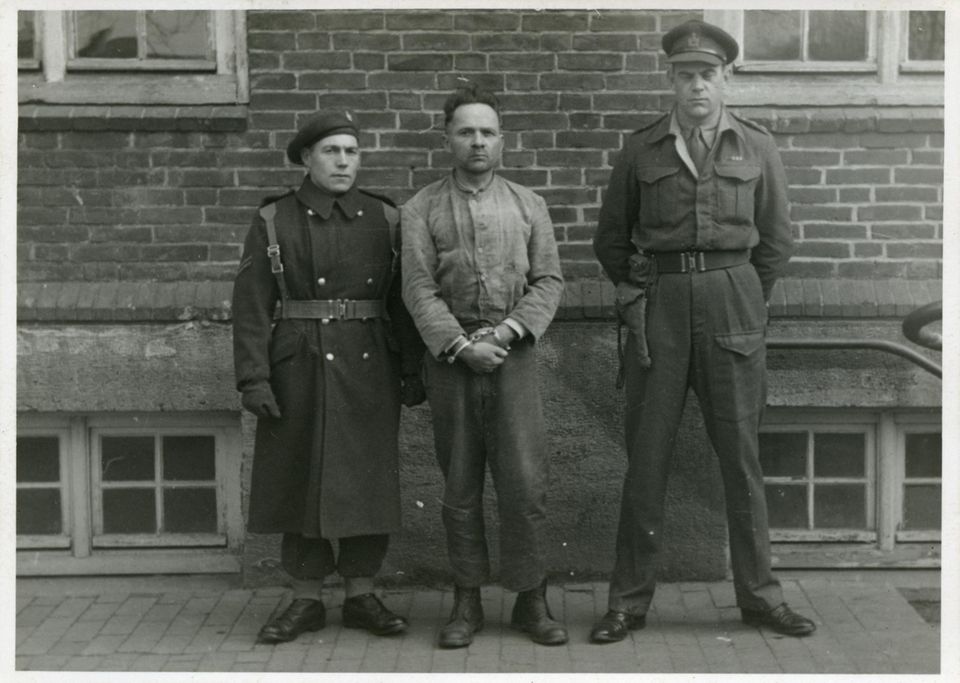 Rudolf Hoess mit zwei britschen Soldaten