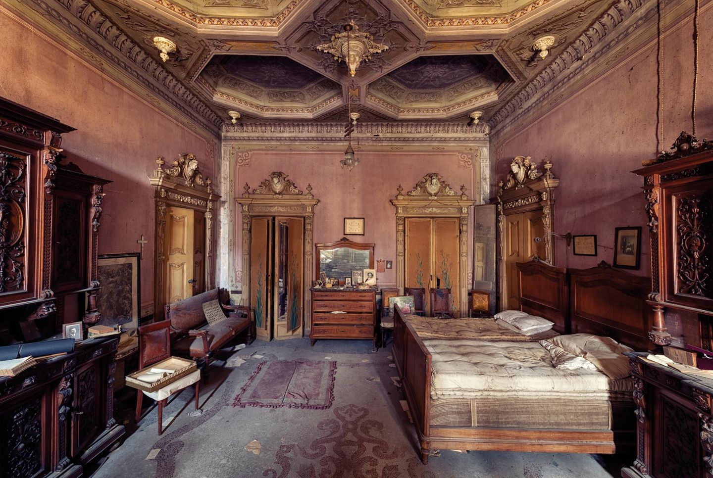 In diesem Palazzo in der italienischen Provinz Pavia ließen die ehemaligen Bewohner persönliche Gegenstände und Fotos ebenso zurück wie die Inneneinrichtung. Das einsturzgefährdete Gebäude wird auch "Villa Alchimista" genannt.