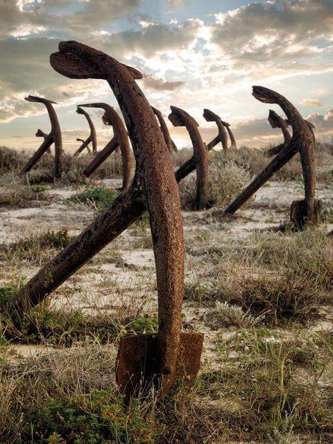 Ein Ankerfriedhof an der Algarve zeugt von intensiver Fischerei: Nachdem der Rote Thun, eine Thunfischart, hier in den 1970er-Jahren stark zurückgegangen war, stellte man den Fischfang an diesem Standort ein – die Anker blieben zurück.
