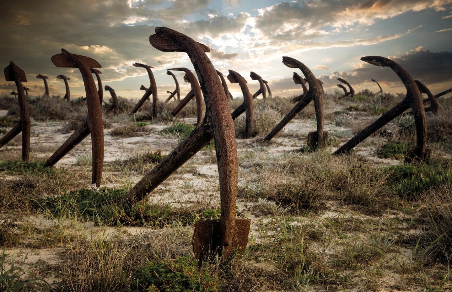 Ein Ankerfriedhof an der Algarve zeugt von intensiver Fischerei: Nachdem der Rote Thun, eine Thunfischart, hier in den 1970er-Jahren stark zurückgegangen war, stellte man den Fischfang an diesem Standort ein – die Anker blieben zurück.