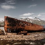 Von der "MS Sudurland" ist nur noch ein Wrack übrig, das vor der verlassenen Heringsfabrik von Djupavik in Island liegt. Früher diente es den Arbeitern als Unterkunft.