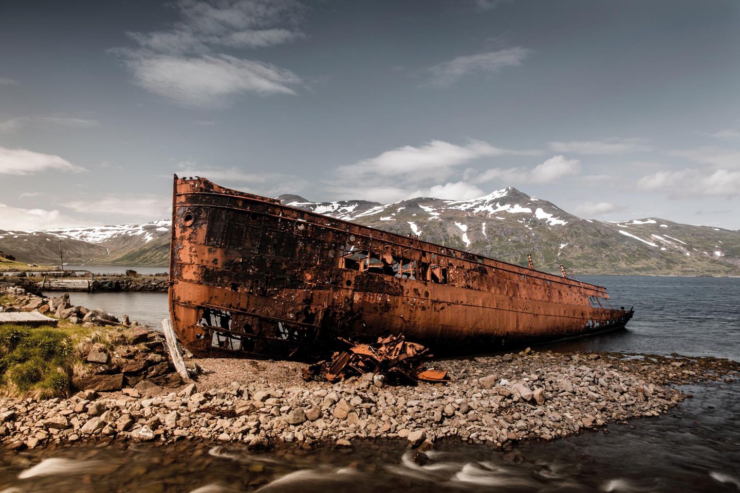 Von der "MS Sudurland" ist nur noch ein Wrack übrig, das vor der verlassenen Heringsfabrik von Djupavik in Island liegt. Früher diente es den Arbeitern als Unterkunft.