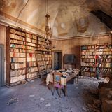 In einer Villa im italienischen Piemont, deren Ursprünge ins 16. Jahrhundert zurückreichen, ist die Bibliothek weitgehend erhalten geblieben. Ein Großteil der Bücher konnte gerettet werden.