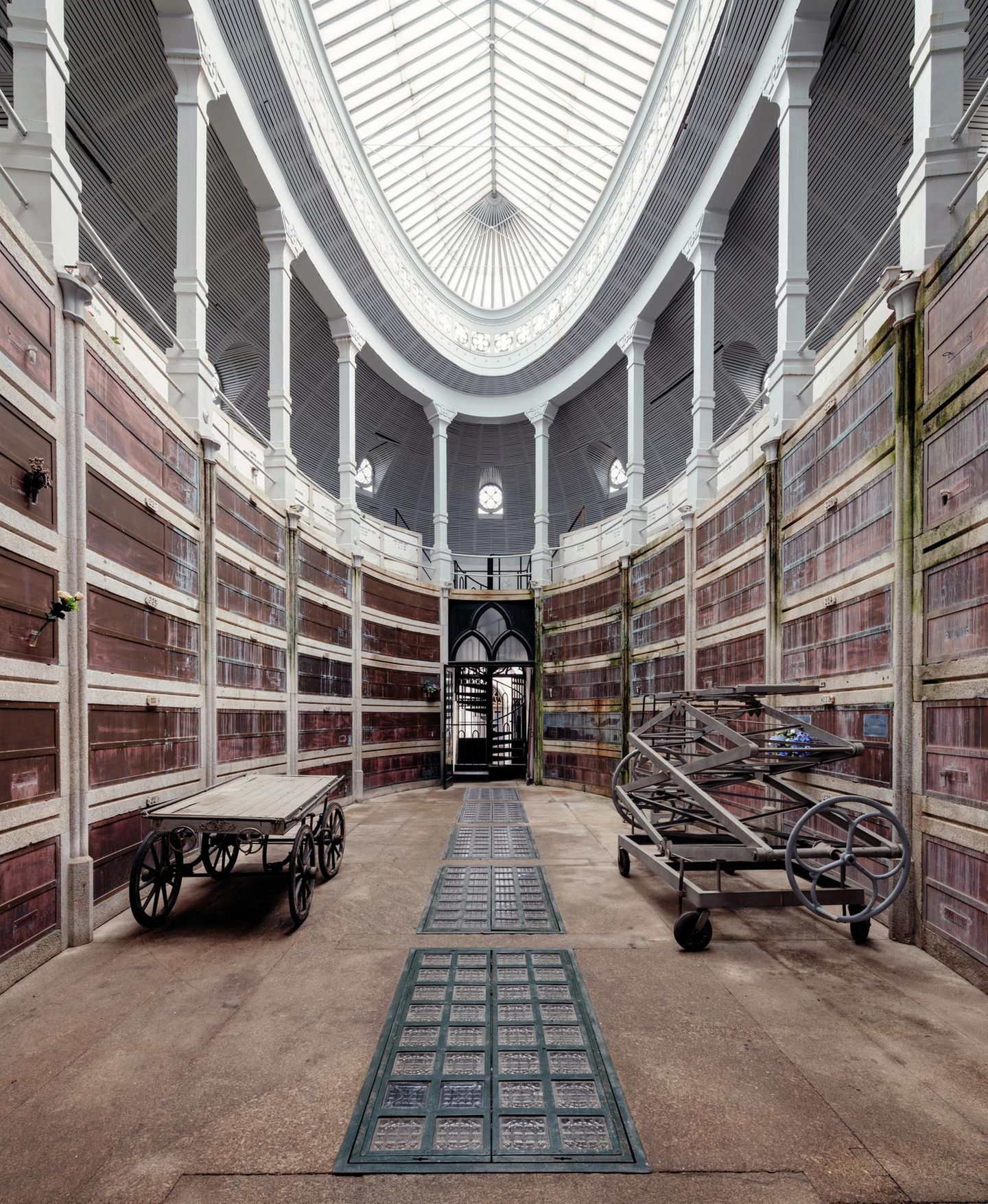 Dieses ovale Mausoleum in Portugal erstreckt sich über drei Ebenen, eine davon unterirdisch. Durch ein Oberlicht wirkt der Raum überraschend hell. In den Wandnischen befinden sich die Urnen jener Menschen, die sich kein klassisches Begräbnis leisten konnten.