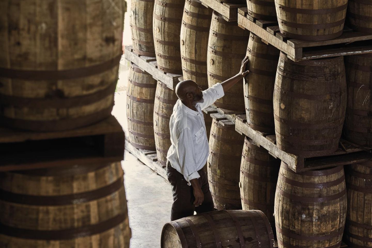 Mitarbeiter an Holzfässern in der Mount Gay Destillerie, Barbados
