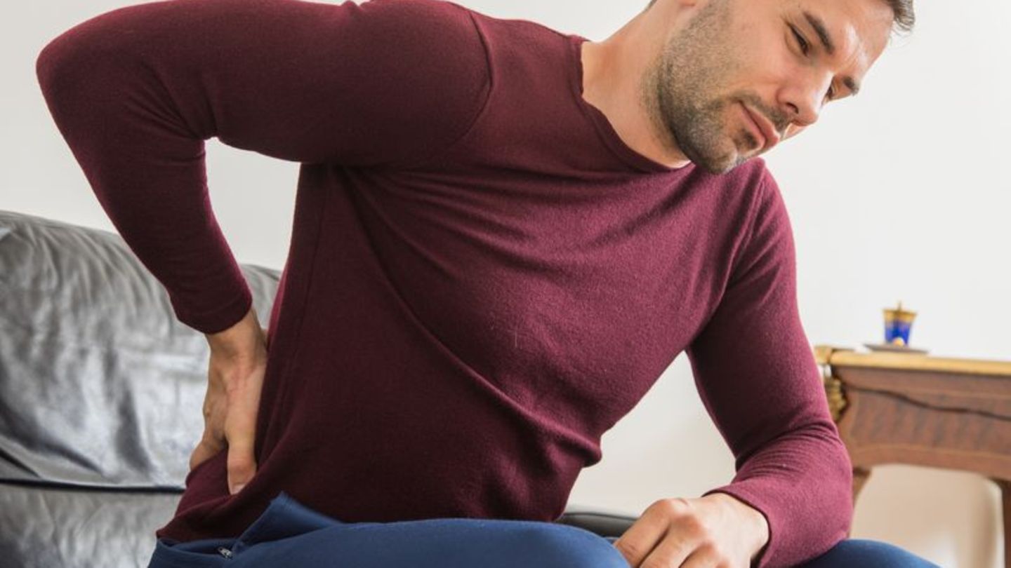 Bei Rückenschmerzen ist Schonen angesagt? Das ist ein Mythos. Foto: Christin Klose/dpa-tmn