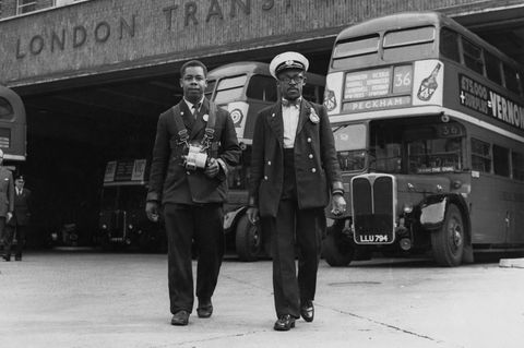 Ein Schaffner und ein Ticketkontrolleur stehen vor einem Londoner Doppeldeckerbus, Schwarz-Weiß-Aufnahme von 1957