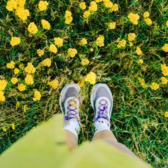 Füße in Sportschuhen von oben