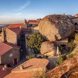 Fels über einem Haus in Monsanto, Portugal