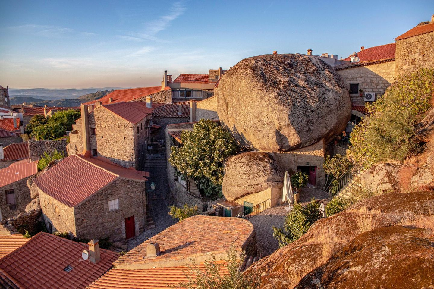 Fels über einem Haus in Monsanto, Portugal