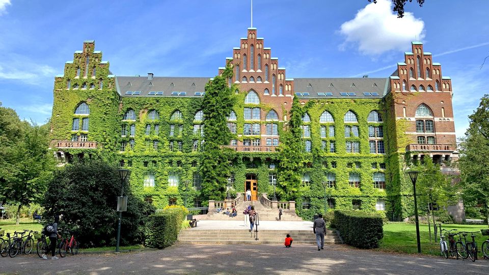 Hinter den Gemäuern der weinumrankten neo-gotischen Universitätsbibliothek befindet sich eine der größten Hochschulbibliotheken Skandinaviens