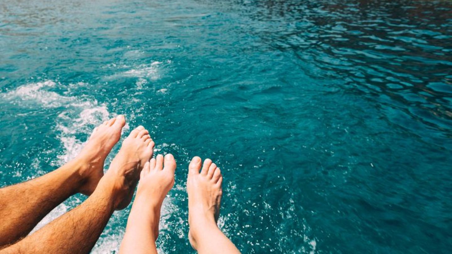 Barfuß am Meer? Klingt nach einem Plan für die Osterferien. Foto: Gemma Ferrando/Westend61/dpa-tmn