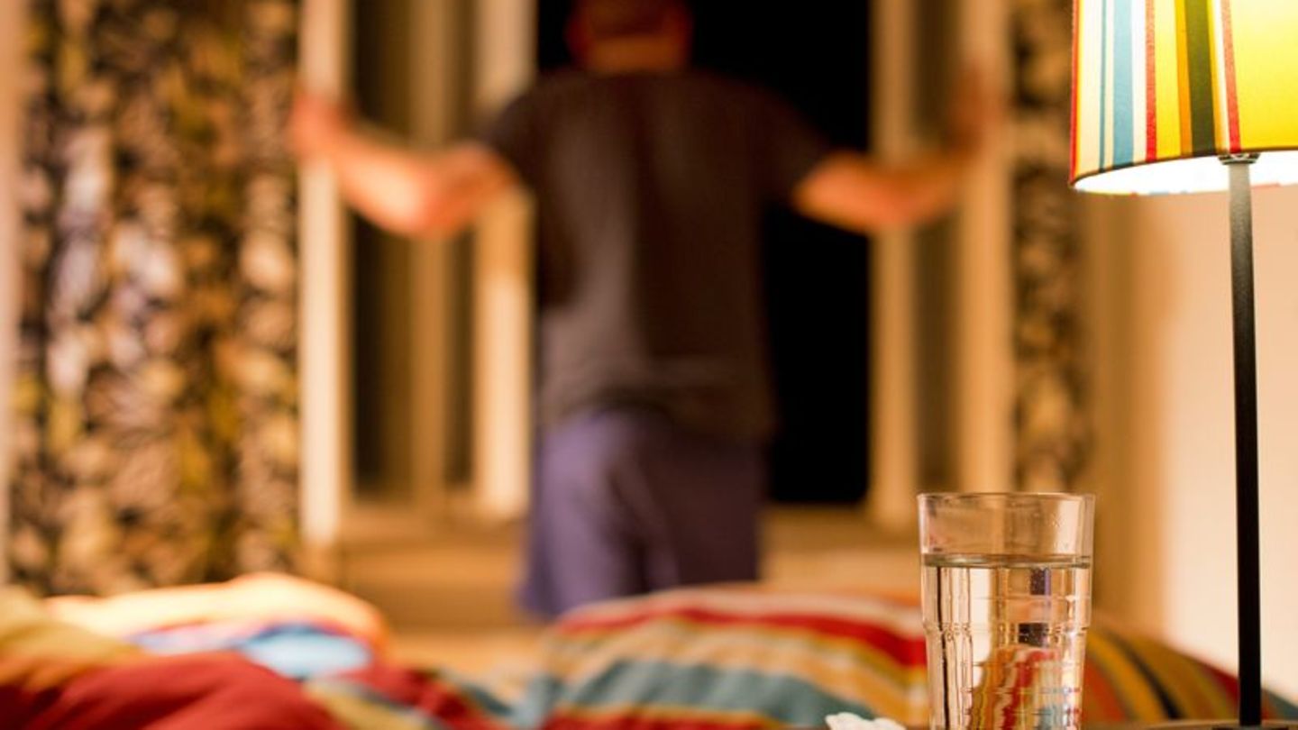 Wer nicht einschlafen kann, sollte nach einer halben Stunde die Reißleine ziehen und aufstehen. Foto: Franziska Gabbert/dpa-tmn