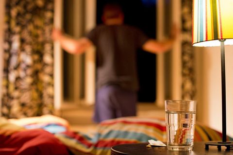 Wer nicht einschlafen kann, sollte nach einer halben Stunde die Reißleine ziehen und aufstehen. Foto: Franziska Gabbert/dpa-tmn