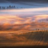 Isergebirge, Tschechien: Morgennebel verzaubert die Landschaft an der Jizera, zu Deutsch Iser. "Der magischste Moment kam kurz nach Sonnenaufgang, als das erste warme rote Licht den Nebel berührte, ihn zum Leuchten brachte und eine fast traumhafte Atmosphäre schuf", schreibt der Fotograf Martin Rak zu seinem Bild.