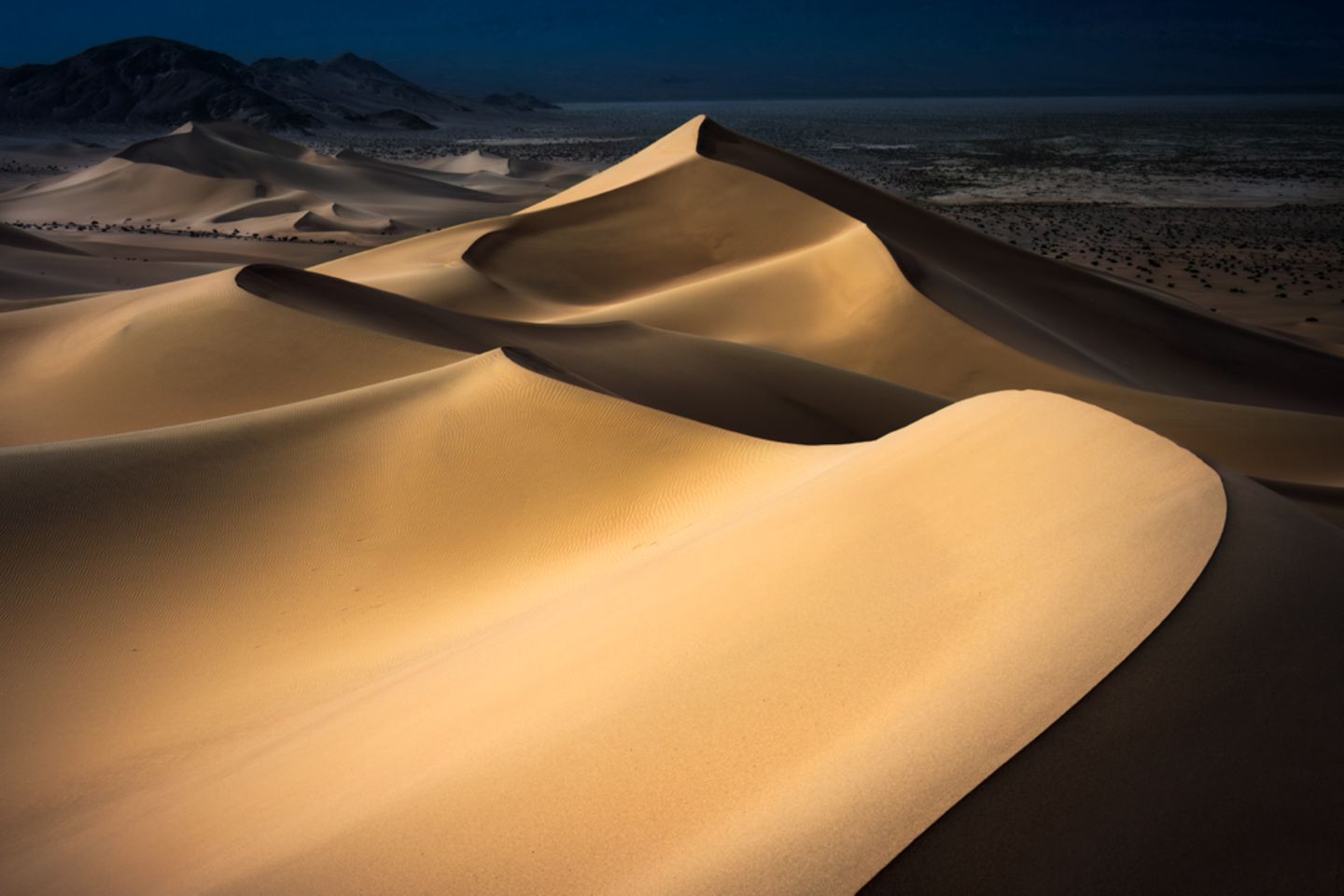 Death Valley National Park, Kalifornien, USA: Er werde nie müde, die unendliche Vielfalt an Formen und Mustern zu beobachten, die sich im wechselnden Tageslicht in den Dünen herausbilden, schreibt der Fotograf Fritz Rumpf zu seinem Foto.