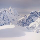 Eine fast unwirkliche Begegnung hielt Lukas Schäfer in Südtirol fest: An einem kalten Wintertag entdeckte er dieses gut getarnte Alpenschneehuhn. Der Hahn sei sehr aktiv gewesen, schreibt der Fotograf. Möglicherweise hielt er Ausschau nach Rivalen oder potenziellen Partnerinnen. Umso erstaunlicher, wie perfekt er in die gewaltige Bergkulisse komponiert ist.