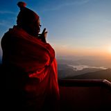 Mönch betrachtet Sonnenaufgang am Adam's Peak