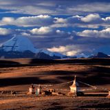 Schneebedeckter Berg Kailash, davor weite Ebene