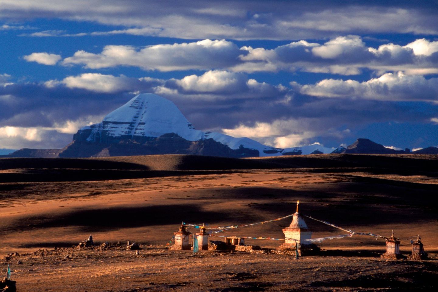 Schneebedeckter Berg Kailash, davor weite Ebene