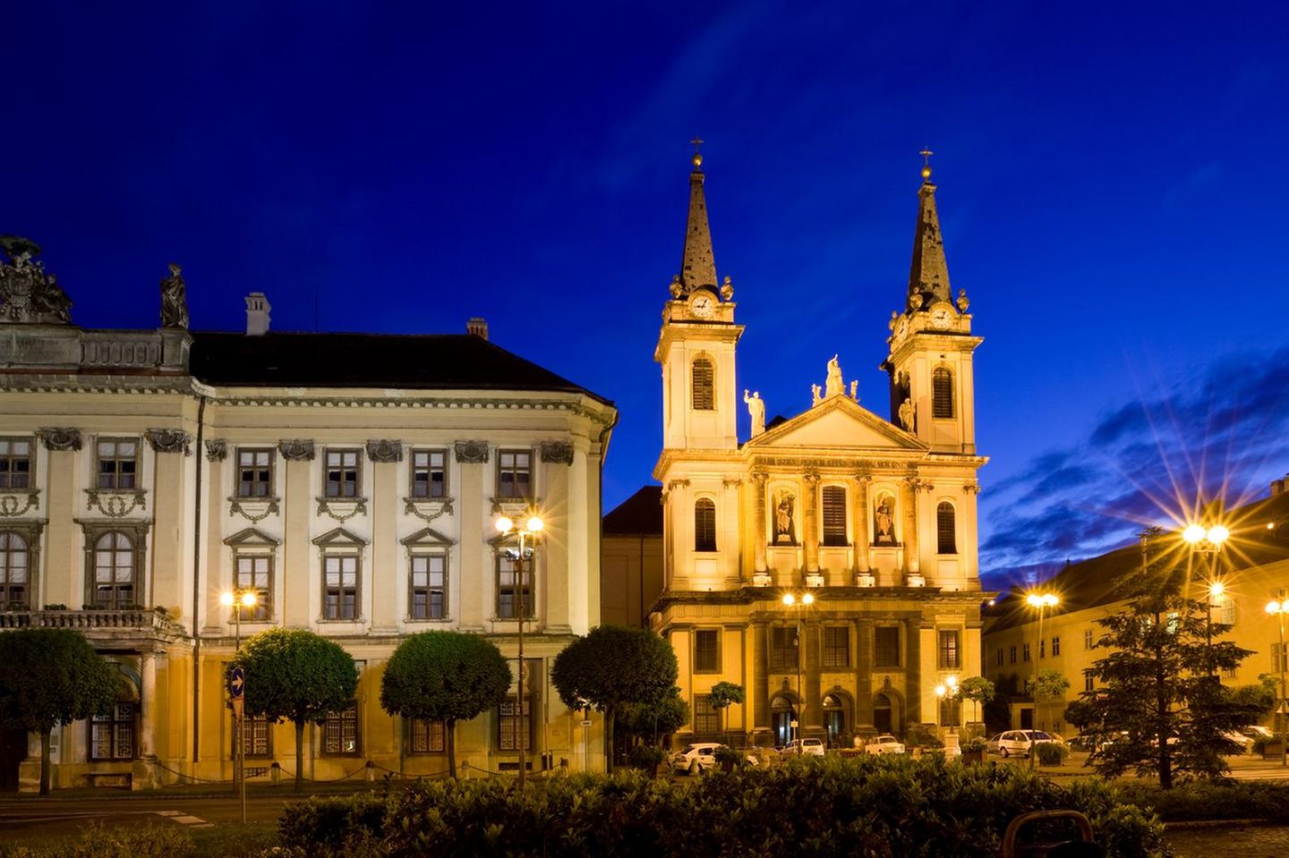 Bischofspalast und Kathedrale in Szombathely bei Nacht