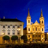 Bischofspalast und Kathedrale in Szombathely bei Nacht