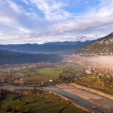 Panoramablick über Berge, Felder und Dorf Çaltepe