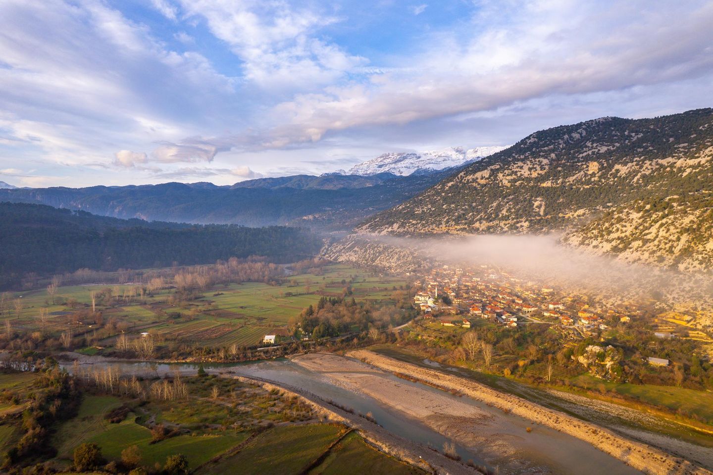 Panoramablick über Berge, Felder und Dorf Çaltepe